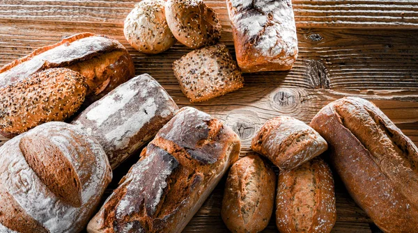 Ahşap masada çeşitli fırın ürünleriyle kompozisyon.