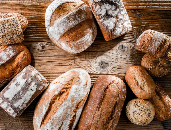 Ahşap masada çeşitli fırın ürünleriyle kompozisyon.