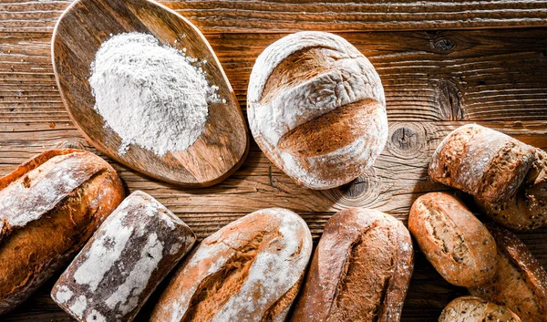 Ahşap masada çeşitli fırın ürünleriyle kompozisyon.