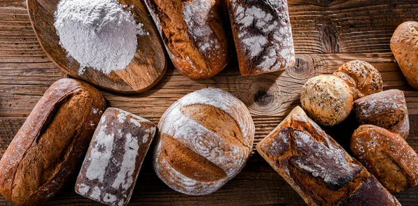 Ahşap masada çeşitli fırın ürünleriyle kompozisyon.