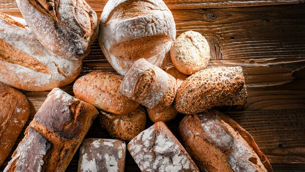 Ahşap masada çeşitli fırın ürünleriyle kompozisyon.