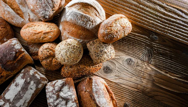 Ahşap masada çeşitli fırın ürünleriyle kompozisyon.