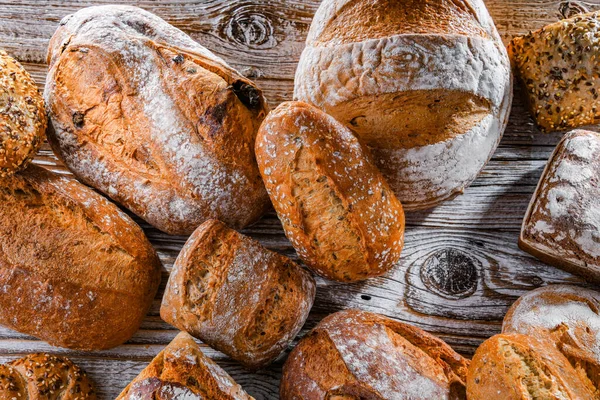 Ahşap masada çeşitli fırın ürünleriyle kompozisyon.