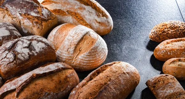 Ekmek ve rulo ekmekler dahil çeşitli fırın ürünleri.