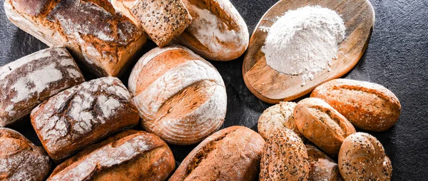 Produtos Padaria Variados Incluindo Torrões Pão Pãezinhos — Fotografia de Stock