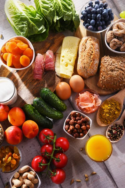 Složení Sortimentem Bio Potravin Dřevěném Kuchyňském Stole — Stock fotografie
