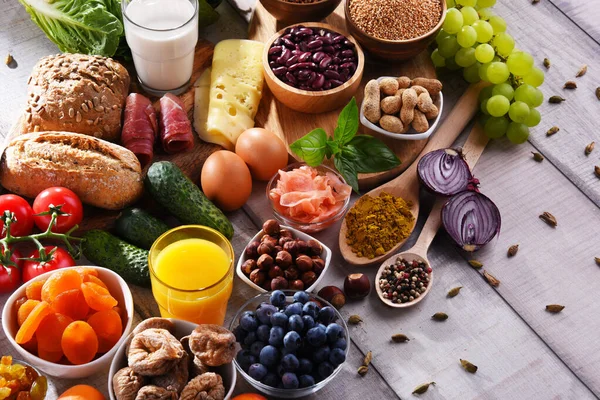 Composição Com Produtos Alimentares Orgânicos Variados Mesa Cozinha Madeira — Fotografia de Stock