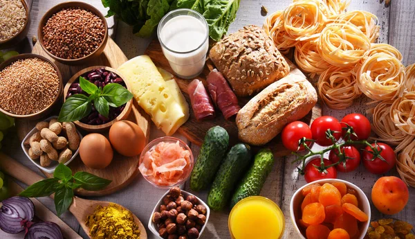 Composição Com Produtos Alimentares Orgânicos Variados Mesa Cozinha Madeira — Fotografia de Stock