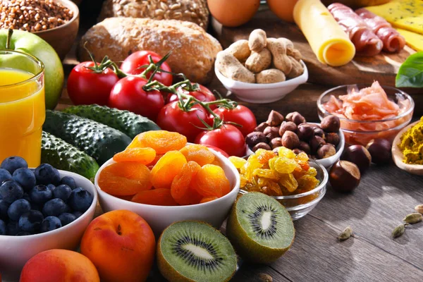 Composição Com Produtos Alimentares Orgânicos Variados Mesa Cozinha Madeira — Fotografia de Stock