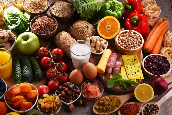 Zusammensetzung Mit Verschiedenen Bio Lebensmitteln Auf Hölzernem Küchentisch — Stockfoto
