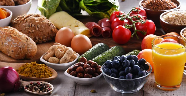 Σύνθεση Σαλονιού Διάφορα Βιολογικά Προϊόντα Τροφίμων Ξύλινο Τραπέζι Κουζίνας — Φωτογραφία Αρχείου