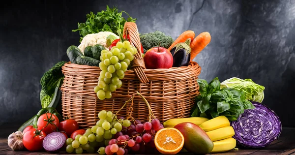 Složení Rozmanitou Organickou Zeleninou Ovocem — Stock fotografie