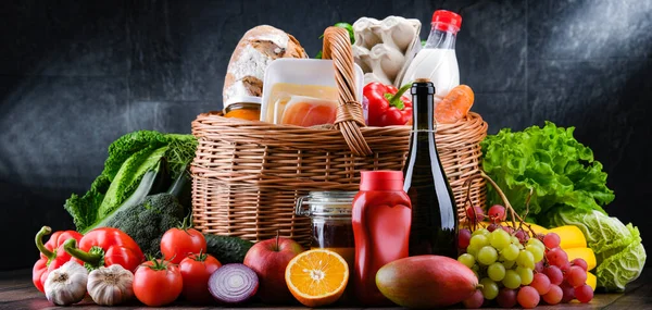 Cesta Mimbre Con Una Variedad Productos Alimentación Incluyendo Verduras Frutas —  Fotos de Stock