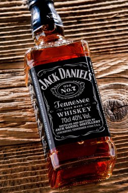 POZNAN, POL - 7 APR 2022: Dünyadaki en çok satan Amerikan viskisi olan Jack Daniel 'ın şişesi, Jack Daniel İçki Fabrikası tarafından üretiliyor ve 1956' dan beri Brown-Forman Şirketi 'ne ait. 
