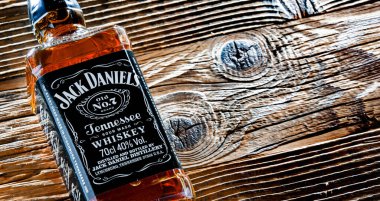 POZNAN, POL - 7 APR 2022: Dünyadaki en çok satan Amerikan viskisi olan Jack Daniel 'ın şişesi, Jack Daniel İçki Fabrikası tarafından üretiliyor ve 1956' dan beri Brown-Forman Şirketi 'ne ait. 