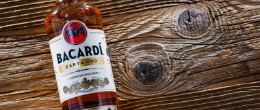 POZNAN, POL - 7 APR 2022: Bacardi Gold Rom, Bacardi Limited 'in bir ürünü, dünyanın en büyük özel mülkiyetli, aile ruhları şirketi, merkezi Hamilton, Bermuda' da..