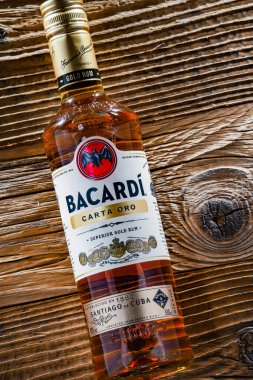 POZNAN, POL - 7 APR 2022: Bacardi Gold Rom, Bacardi Limited 'in bir ürünü, dünyanın en büyük özel mülkiyetli, aile ruhları şirketi, merkezi Hamilton, Bermuda' da..