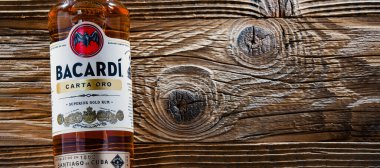 POZNAN, POL - 7 APR 2022: Bacardi Gold Rom, Bacardi Limited 'in bir ürünü, dünyanın en büyük özel mülkiyetli, aile ruhları şirketi, merkezi Hamilton, Bermuda' da..