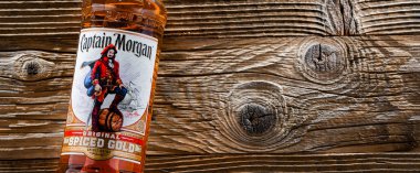 POZNAN, POL - 7 APR 2022: ABD Virgin Adaları 'nda üretilen ve merkezi Londra' da bulunan İngiliz alkolik içecekler şirketi Diageo tarafından üretilen bir rom markası.  