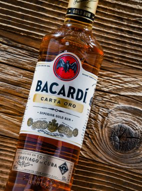 POZNAN, POL - 7 APR 2022: Bacardi Gold Rom, Bacardi Limited 'in bir ürünü, dünyanın en büyük özel mülkiyetli, aile ruhları şirketi, merkezi Hamilton, Bermuda' da..
