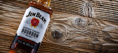 POZNAN, POL - 7 APR 2022: Dünyadaki en çok satan viski markalarından biri olan Jim Beam 'in Clermont, Kentucky' de Beam Inc.