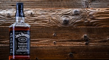 POZNAN, POL - 7 APR 2022: Dünyadaki en çok satan Amerikan viskisi olan Jack Daniel 'ın şişesi, Jack Daniel İçki Fabrikası tarafından üretiliyor ve 1956' dan beri Brown-Forman Şirketi 'ne ait. 