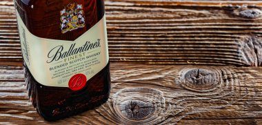 POZNAN, POL - 13 APR 2022: Dünyanın en çok satan ikinci viski şişesi, İskoçya 'nın Dumbarton şehrinde Pernod Ricard tarafından üretilen