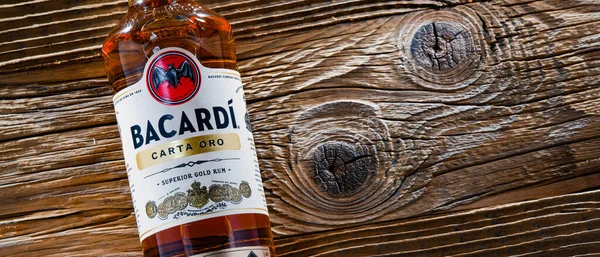 Познан Пол Апр 2022 Бутылка Золотого Рома Bacardi Продукт Bacardi — стоковое фото