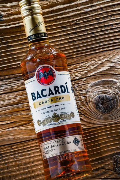 Познан Пол Апр 2022 Бутылка Золотого Рома Bacardi Продукт Bacardi — стоковое фото