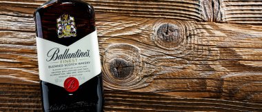 POZNAN, POL - 13 APR 2022: Dünyanın en çok satan ikinci viski şişesi, İskoçya 'nın Dumbarton şehrinde Pernod Ricard tarafından üretilen