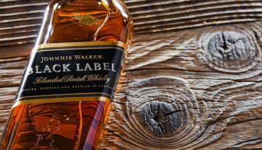 POZNAN, POL - 13 APR 2022: Bir şişe Johnnie Walker, yılda 130 milyonun üzerinde satışıyla dünyanın en yaygın olarak dağıtılan viskisi..