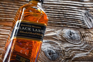 POZNAN, POL - 13 APR 2022: Bir şişe Johnnie Walker, yılda 130 milyonun üzerinde satışıyla dünyanın en yaygın olarak dağıtılan viskisi..