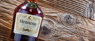 POZNAN, POL - 13 APR 2022: bir şişe Hennessy, Fransa 'nın Konyak kentinden ünlü bir konyak markası.