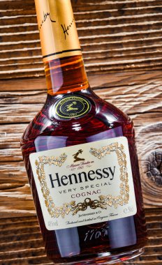 POZNAN, POL - 13 APR 2022: bir şişe Hennessy, Fransa 'nın Konyak kentinden ünlü bir konyak markası.