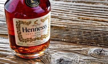 POZNAN, POL - 13 APR 2022: bir şişe Hennessy, Fransa 'nın Konyak kentinden ünlü bir konyak markası.