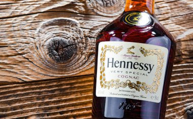 POZNAN, POL - 13 APR 2022: bir şişe Hennessy, Fransa 'nın Konyak kentinden ünlü bir konyak markası.