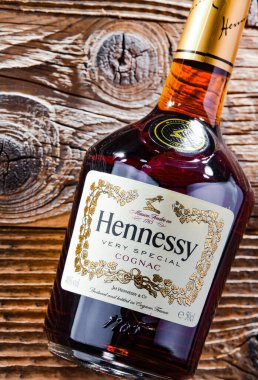 POZNAN, POL - 13 APR 2022: bir şişe Hennessy, Fransa 'nın Konyak kentinden ünlü bir konyak markası.