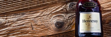 POZNAN, POL - 13 APR 2022: bir şişe Hennessy, Fransa 'nın Konyak kentinden ünlü bir konyak markası.