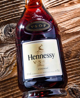 POZNAN, POL - 13 APR 2022: bir şişe Hennessy, Fransa 'nın Konyak kentinden ünlü bir konyak markası.
