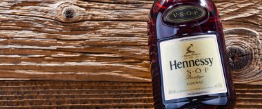 POZNAN, POL - 13 APR 2022: bir şişe Hennessy, Fransa 'nın Konyak kentinden ünlü bir konyak markası.