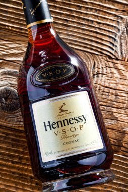 POZNAN, POL - 13 APR 2022: bir şişe Hennessy, Fransa 'nın Konyak kentinden ünlü bir konyak markası.
