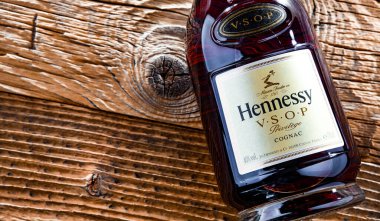 POZNAN, POL - 13 APR 2022: bir şişe Hennessy, Fransa 'nın Konyak kentinden ünlü bir konyak markası.