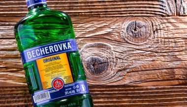 POZNAN, POL - 13 APR 2022: Jan Becher şirketi tarafından Çek Cumhuriyeti 'nin Karlovy Vary şehrinde üretilen bir şişe Becherovka. Sahibi Pernod Ricard..
