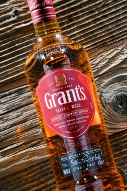 POZNAN, POL - 13 APR 2022: William Grant & Oğulları tarafından şişelenmiş ve şu anda 180 'den fazla ülkede satılan en eski aile viskisi olan Grant' s Whisky şişesi.