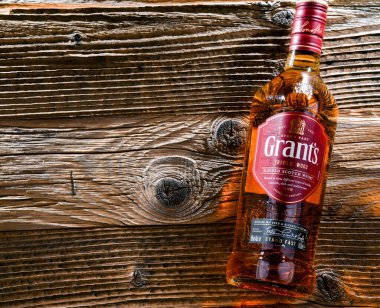 POZNAN, POL - 13 APR 2022: William Grant & Oğulları tarafından şişelenmiş ve şu anda 180 'den fazla ülkede satılan en eski aile viskisi olan Grant' s Whisky şişesi.