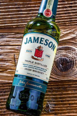 POZNAN, POL - 13 APR 2022: Dünyadaki en çok satan İrlanda viskisi olan Jameson şişesi 2018 yılında 7.3 milyon kasa satıldı.