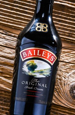 POZNAN, POL - 13 APR 2022: İrlanda 'lı Gilbeys tarafından yapılmış İrlanda viskisi ve krema bazlı bir likör olan Baileys Irish Cream. Şu anda Diageo 'ya ait..