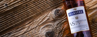 POZNAN, POL - 13 APR 2022: Martell Cognac, 1715 yılında Fransız şarap ve alkol konsolosu Pernod-Ricard 'ın sahibi olduğu bir marka..