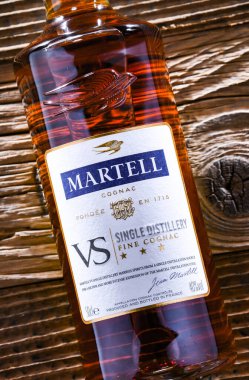 POZNAN, POL - 13 APR 2022: Martell Cognac, 1715 yılında Fransız şarap ve alkol konsolosu Pernod-Ricard 'ın sahibi olduğu bir marka..