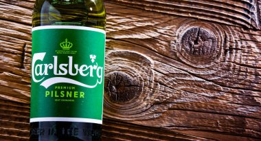 POZNAN, POL - 13 APR 2022: Carlsberg bira şişesi 1847 yılında Danimarka 'nın başkenti Kopenhag' da kurulan Danimarkalı bira şirketi Carlsberg Group tarafından üretildi.
